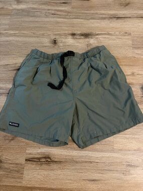 Vintage Columbia Men's Olive Green Outdoor Shorts